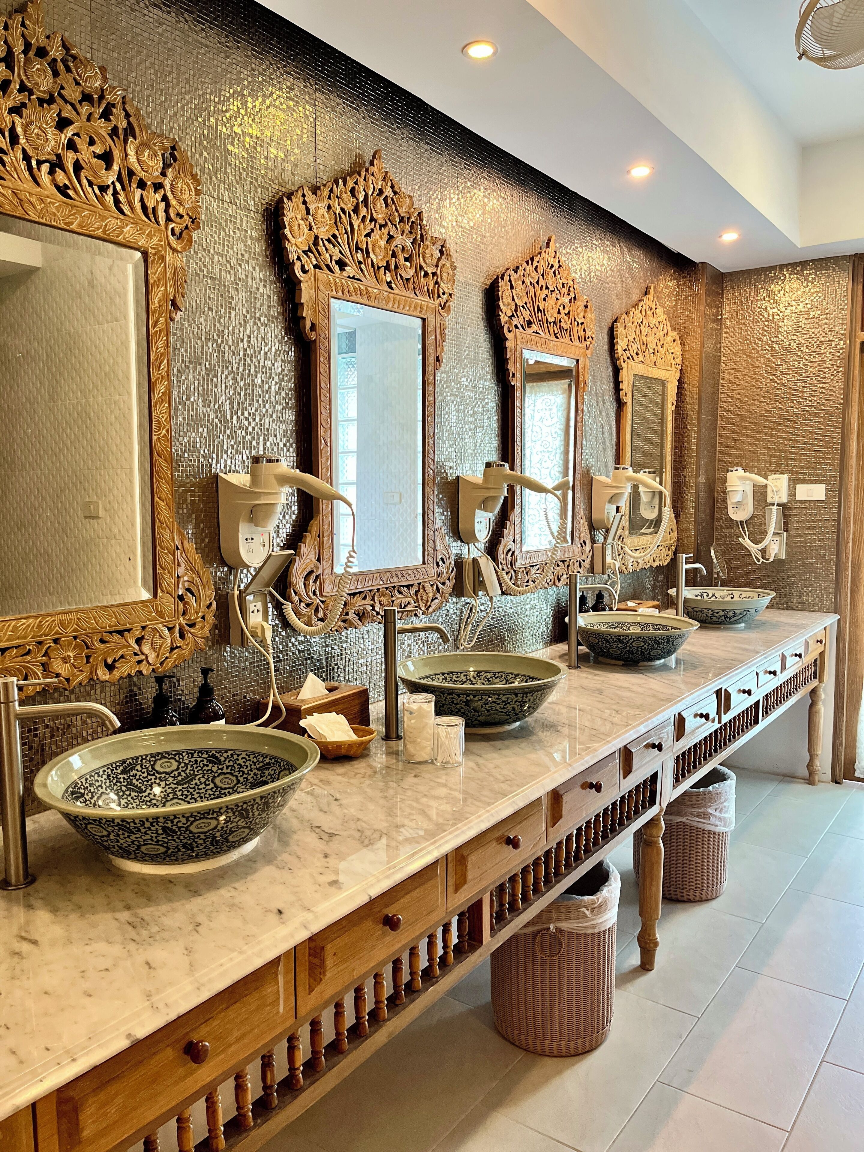 Shower, perlengkapan mandi gratis, pengering rambut, dan sandal