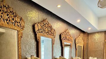 Ducha, artículos de tocador gratuitos, secador de pelo, pantuflas