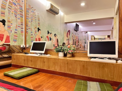 Mariya Lady Hostel At Suvarnabhumi Airport - Female Only