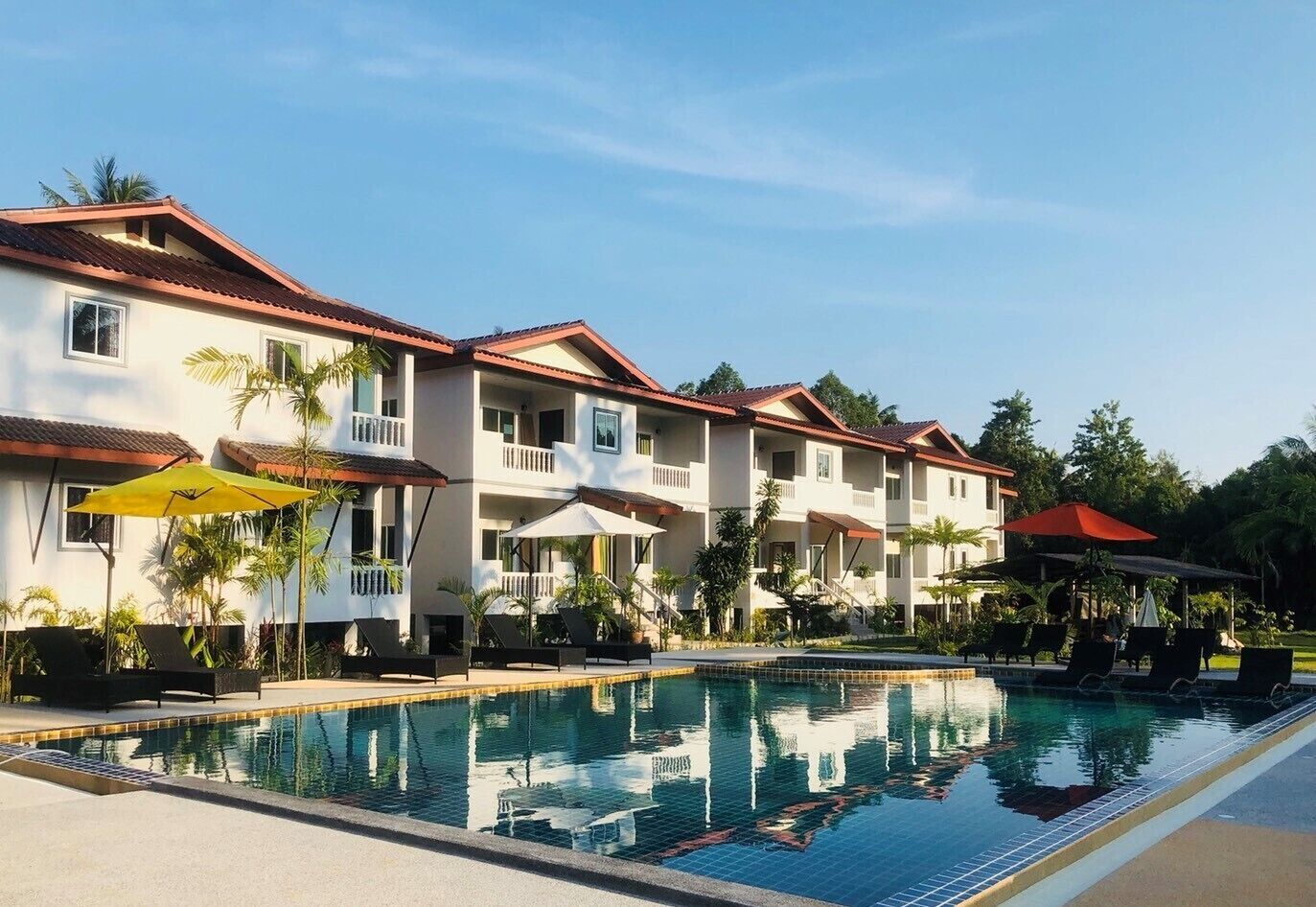 حمّام سباحة خارجي، مظلات على حمّام السباحة، مقاعد للتشمس