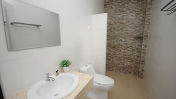 Ducha, artículos de tocador gratuitos, toallas, jabón