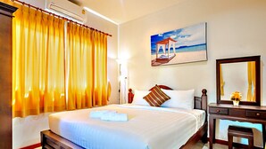 Una habitación de hotel con una cama grande, un escritorio y una silla.