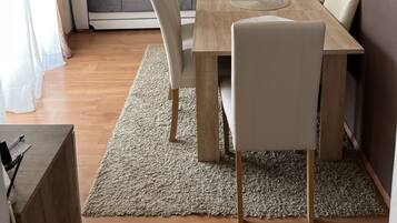 Familienapartment, 2 Schlafzimmer, Meerblick | Wohnbereich | LCD-Fernseher