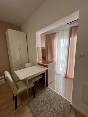 家  庭開放式客房, 陽台, 海景 | 1 間臥室、高級寢具、書桌、熨斗/熨衣板