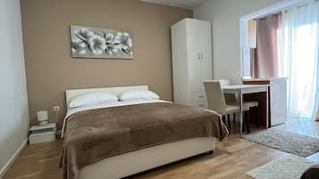 Studio Keluarga, balkon, pemandangan laut | 1 kamar tidur, seprai premium, meja kerja, dan setrika/meja setrika