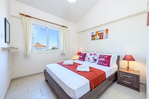 3 bedrooms, in-room safe, iron/ironing board, bed sheets