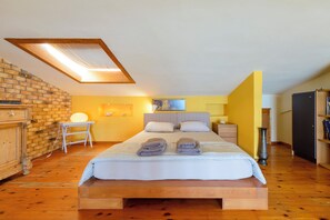 2 bedrooms, in-room safe, iron/ironing board, free WiFi