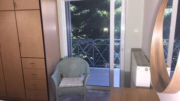 2 bedrooms, in-room safe, iron/ironing board, free WiFi