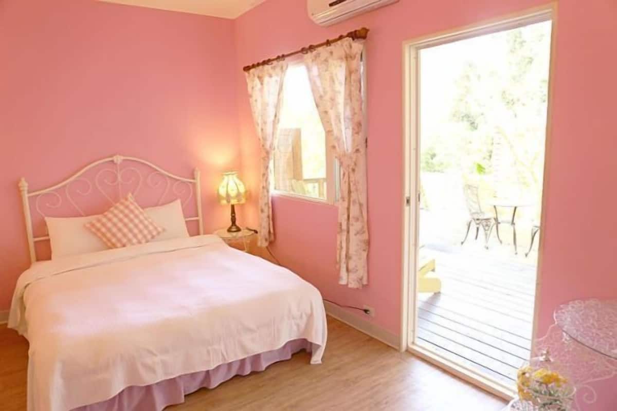 Desk, blackout curtains, rollaway beds, free WiFi