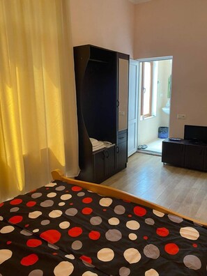 Iron/ironing board, free wired Internet, bed sheets - Kanudosi Guest House (Sighnaghi)