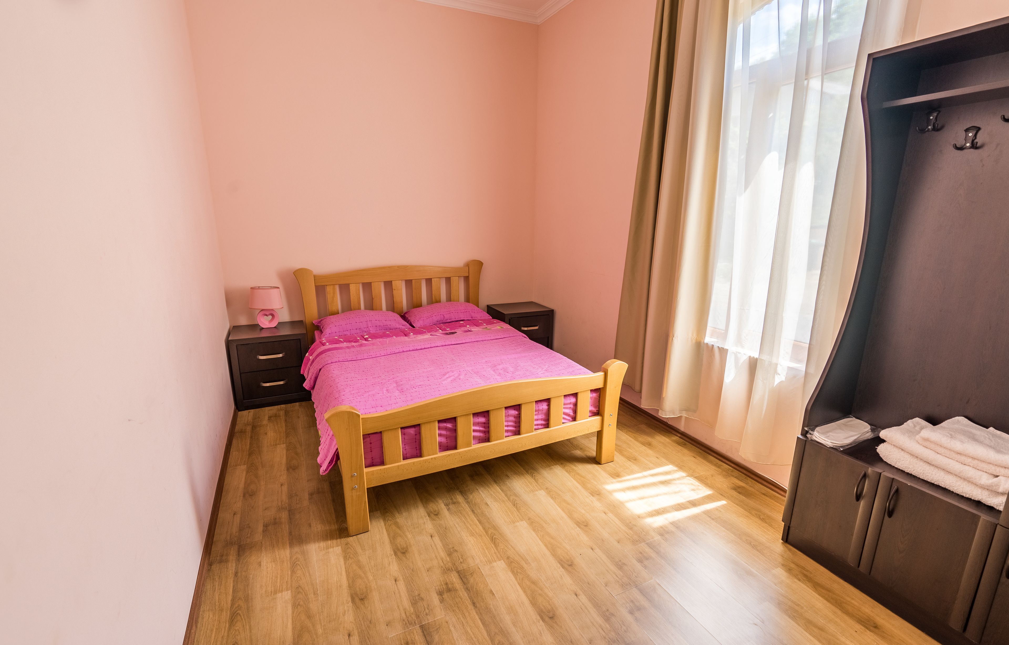 Tabla de planchar con plancha, internet por cable gratis y ropa de cama 