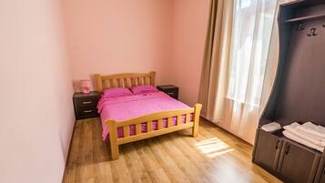 Klassieke tweepersoonskamer, 1 queensize bed, niet-roken, uitzicht op vallei | Een strijkplank/strijkijzer, gratis kabelinternet, beddengoed