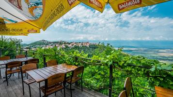 فطور مطهو حسب الطلب مجانًا يوميًا