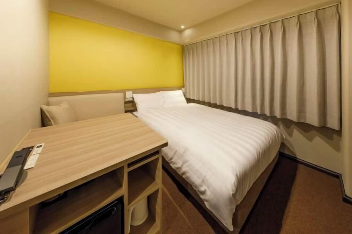 Edredón y caja de seguridad en la habitación