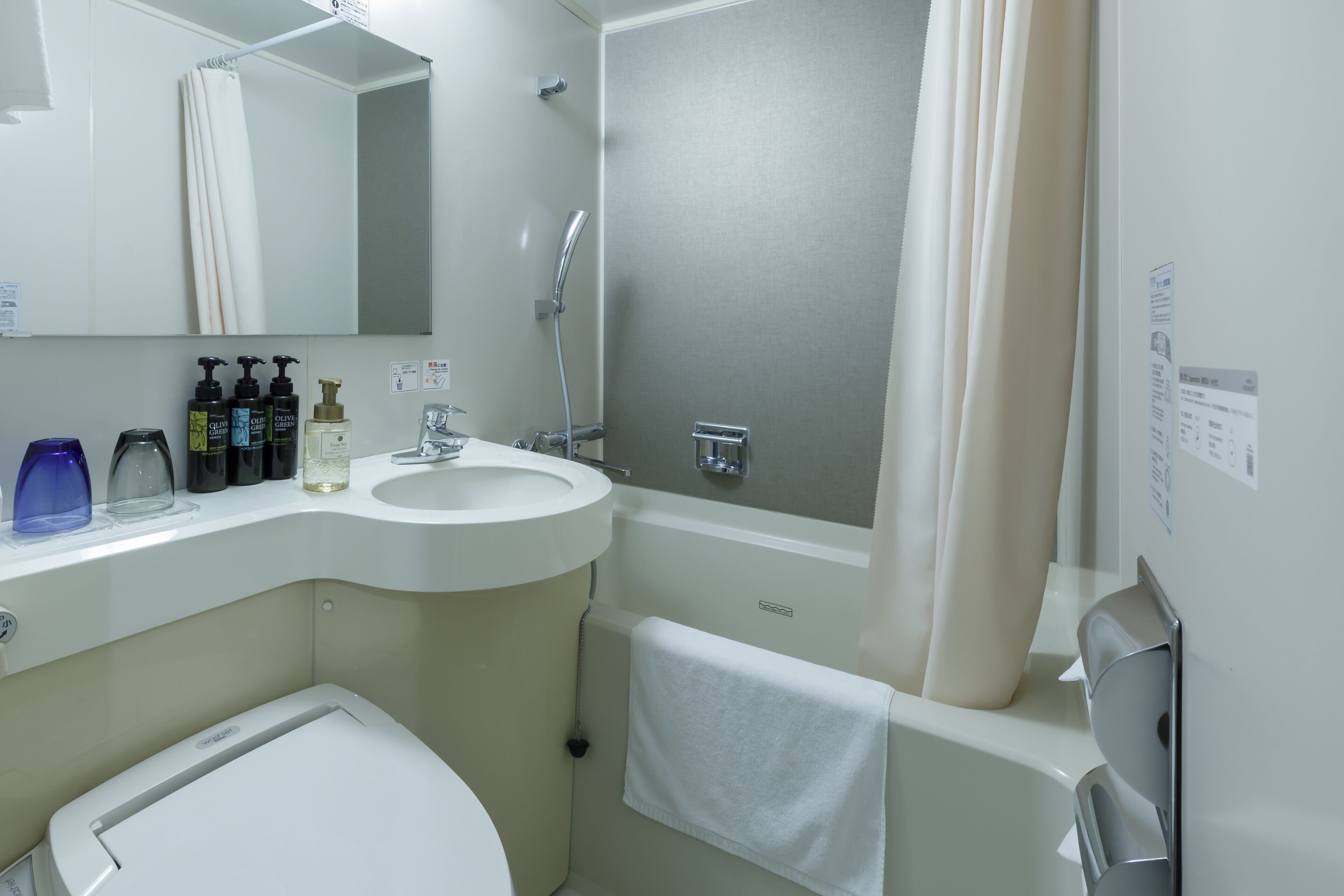 combined shower/bathtub, eco-friendly toiletries, hair dryer, slippers