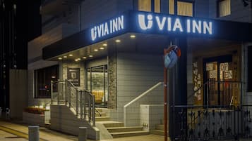 Overnatningsstedets facade – aften/nat