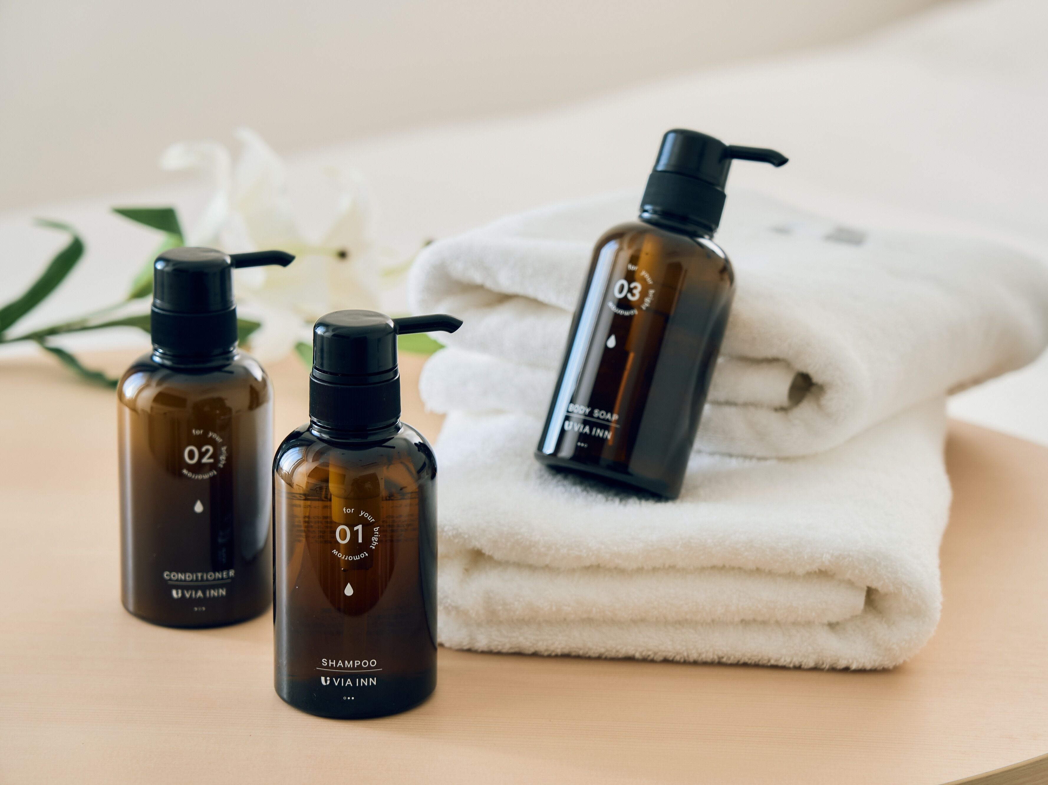 combined shower/bathtub, eco-friendly toiletries, hair dryer, slippers