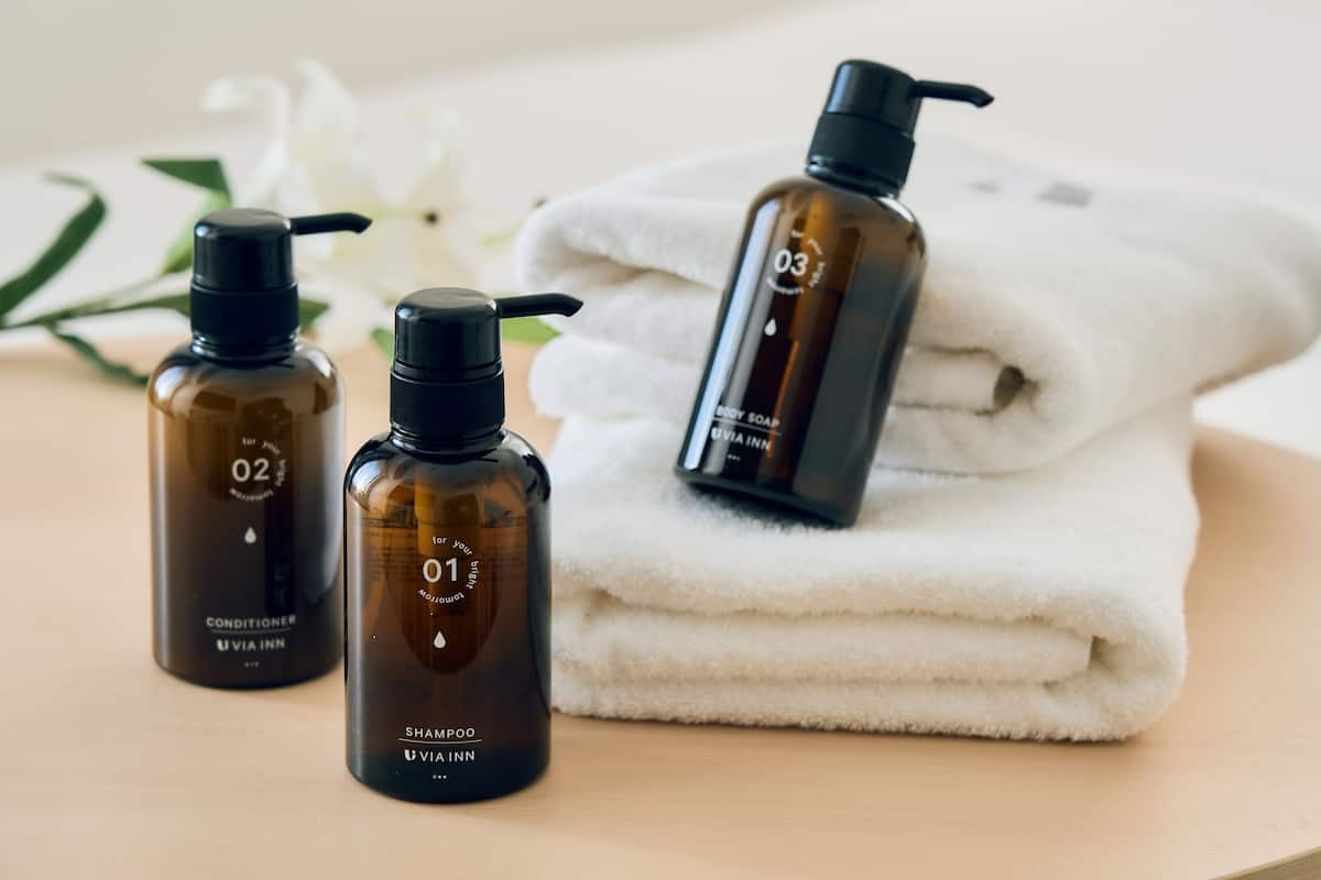 combined shower/bathtub, eco-friendly toiletries, hair dryer, slippers