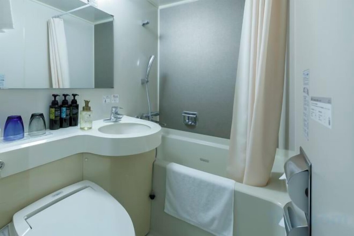 Combined shower/tub, free toiletries, hair dryer, slippers