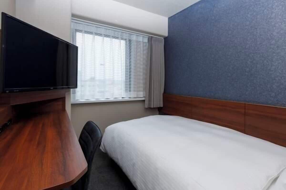 Edredón y caja de seguridad en la habitación