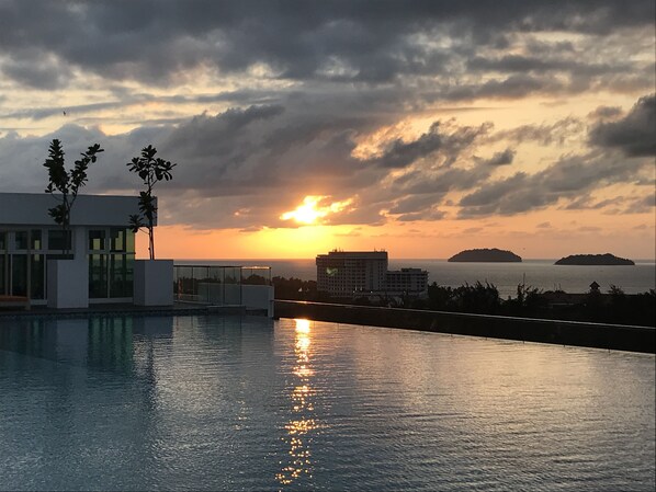Outdoor pool - Sunset Seaview Vacation Condos at Infinity Avenue (Kota Kinabalu)