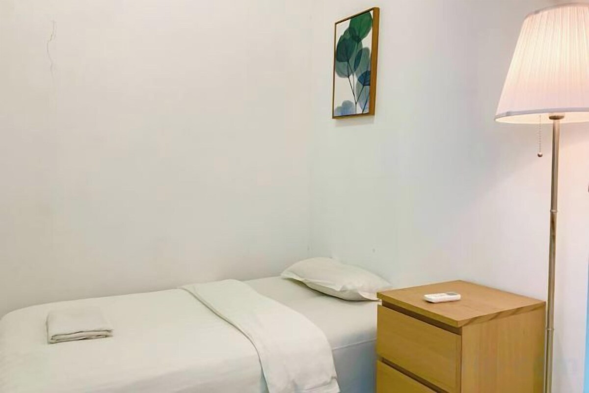 2 bedrooms, desk, laptop workspace, soundproofing