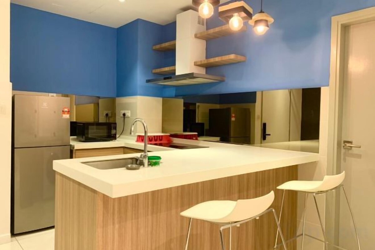 Private kitchen | Full-size fridge, microwave, stovetop, electric kettle