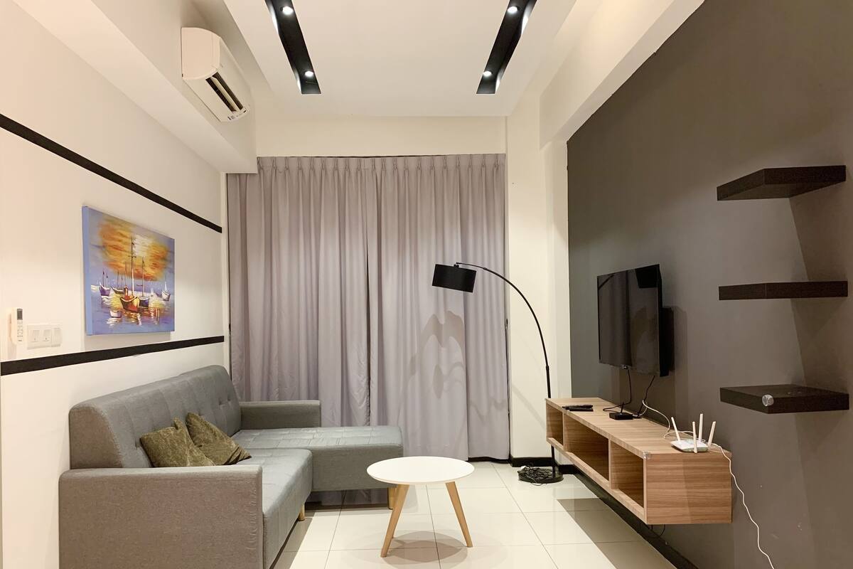 En 40-tommers Flatskjerm-TV med kabel-kanaler samt LED-TV