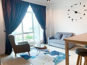 Apartamento Confort, 1 habitación, no fumadores, baño privado | Zona de estar | Televisión de pantalla plana de 40 pulgadas con canales por cable