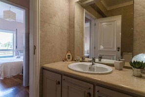 Sèche-cheveux, serviettes fournies