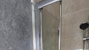 Máy sấy tóc, khăn tắm 