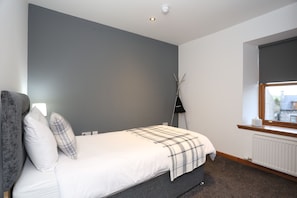 Standard Single Room, 1 Single Bed | Premium bedding, desk, free WiFi, bed sheets - Square (Inverurie)