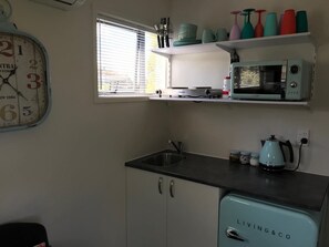 Kühlschrank, Mikrowelle, Herdplatte, Wasserkocher