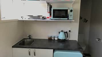 Tủ lạnh, lò vi sóng, bếp nấu, ấm điện