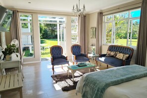Suíte lua de mel, 1 cama Queen, geladeira, vista para o jardim | Roupas de cama premium, individualmente decorados