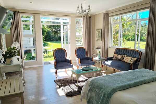 Suite de luna de miel, 1 cama Queen size, refrigerador, vista al jardín | Ropa de cama de alta calidad y escritorio