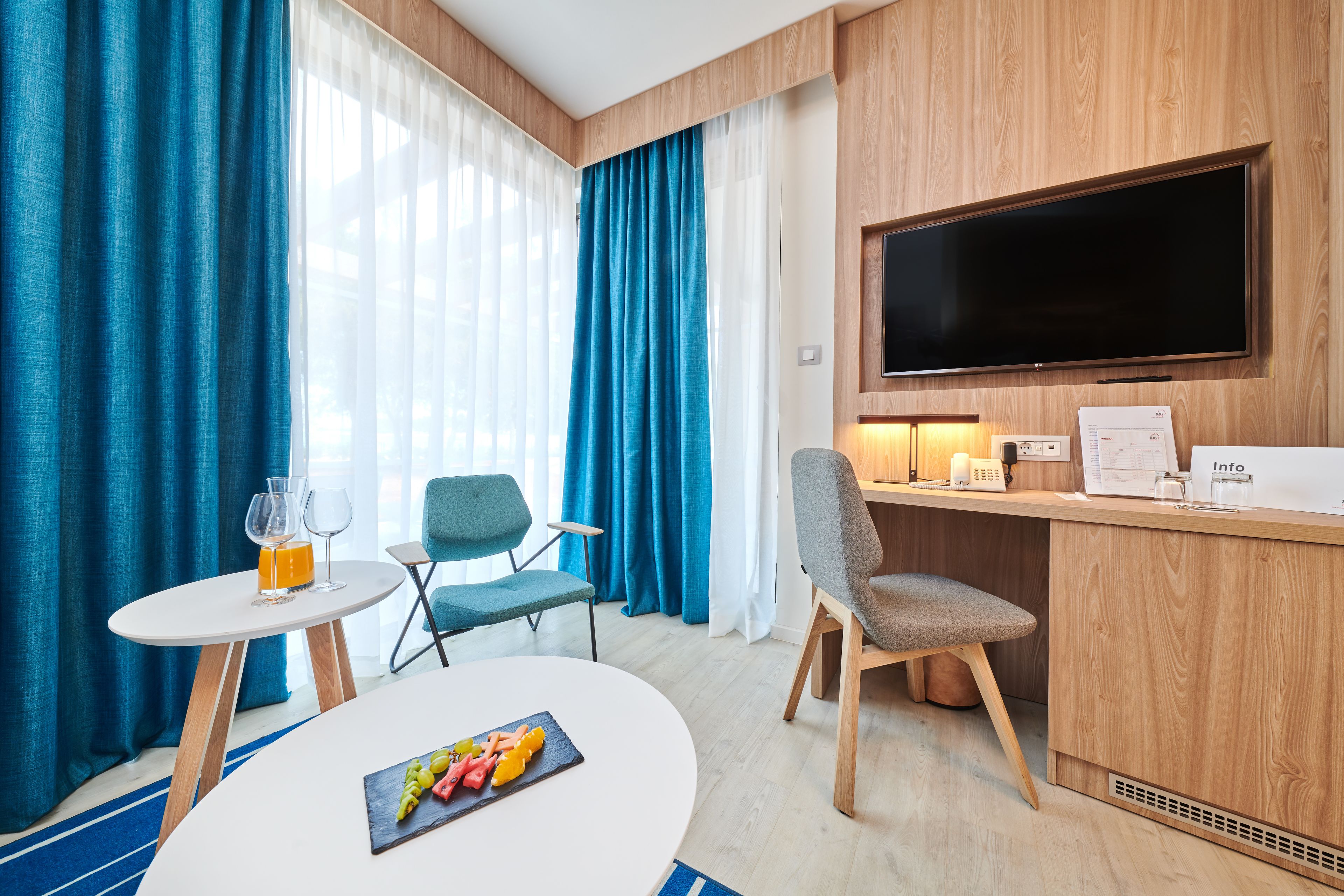 premium suite, sea side | in-room safe, desk, blackout curtains, free cots/infant beds