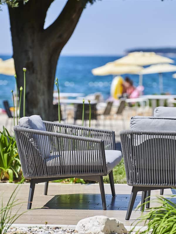 Poolside bar