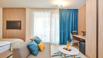Premium kamer, uitzicht op zee (Family) | Een kluis op de kamer, een bureau, verduisterende gordijnen