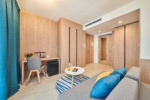Premium Room, Sea Facing (Family) | Peti besi dalam bilik, meja, langsir/tirai gelap terus 