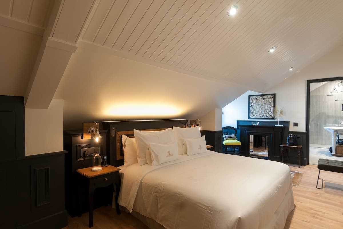 Deluxe tweepersoonskamer | Een minibar, een kluis op de kamer, geluiddichte muren, gratis wifi