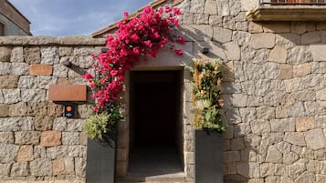 Vista frontal de la propiedad