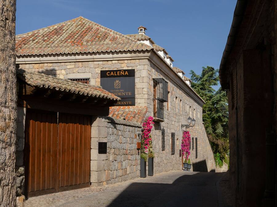 Un edificio de piedra con un letrero que dice "CALENA La Casa del Presidente".