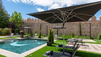 สระว่ายน้ำกลางแจ้งเปิดตามฤดูกาล