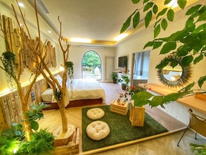 Kahden hengen romanttinen huone, 1 makuuhuone, parveke, puutarha-alue | Untuvapeitot, yksilöllisesti sisustettu, työpöytä