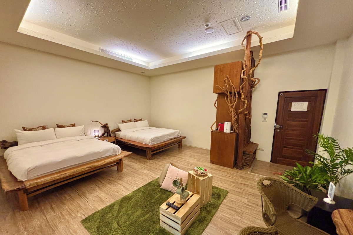 Habitació quàdruple familiar, 1 dormitori, balcó, zona enjardinada | Decoració individual i escriptori