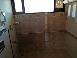 Quarto luxo | Banheiro | Chuveiro, produtos de toalete grátis, toalhas de banho