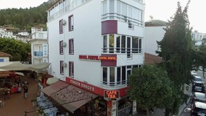 A multi-story building with signs for 'HOTEL FERYL' and 'Café Tea'. - Hotel Feryıl Liman (Fethiye)