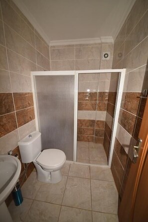 Douche, sèche-cheveux, chaussons, serviettes fournies