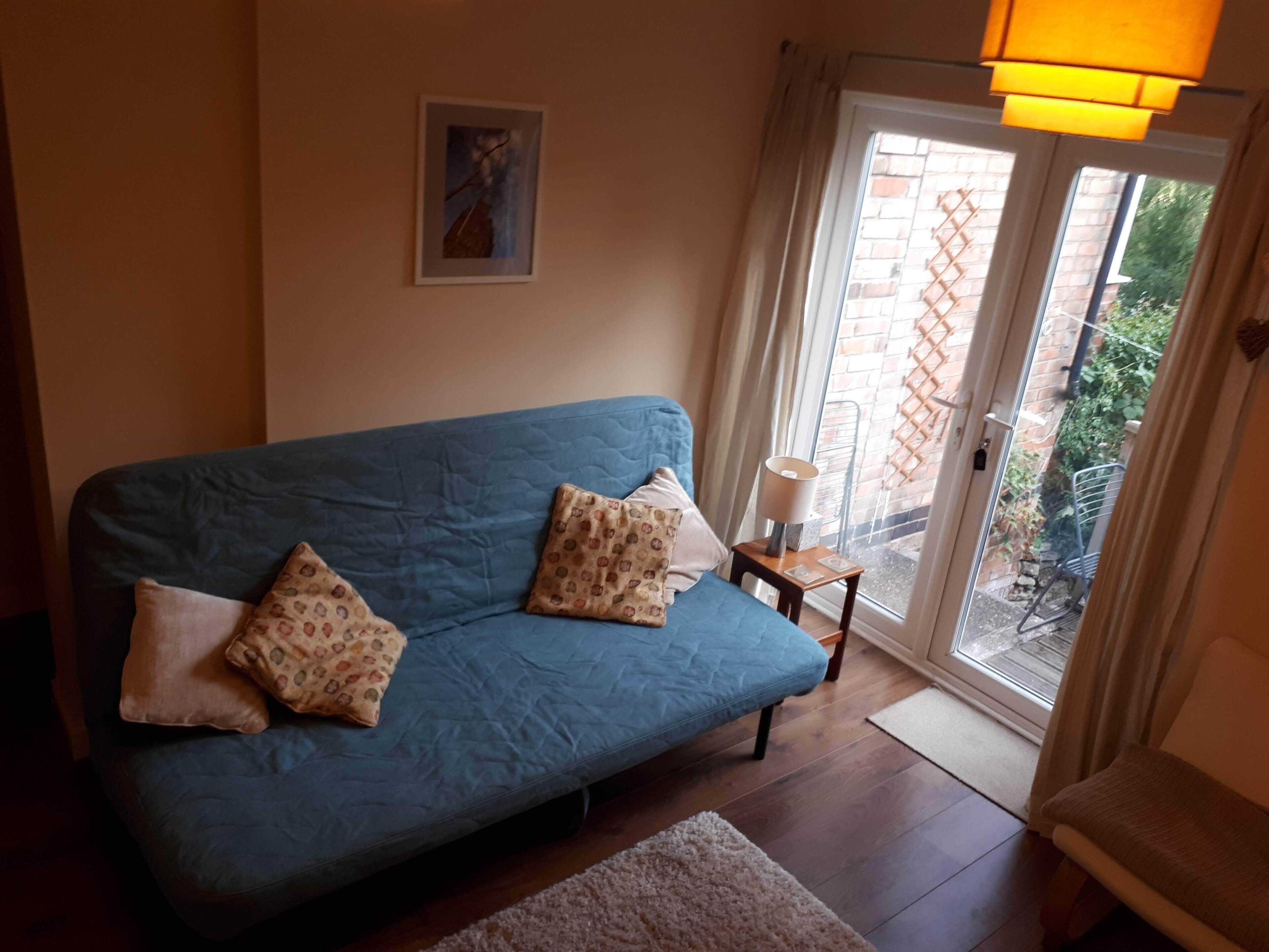 Televisio, DVD-soitin, kirjoja, videokirjasto